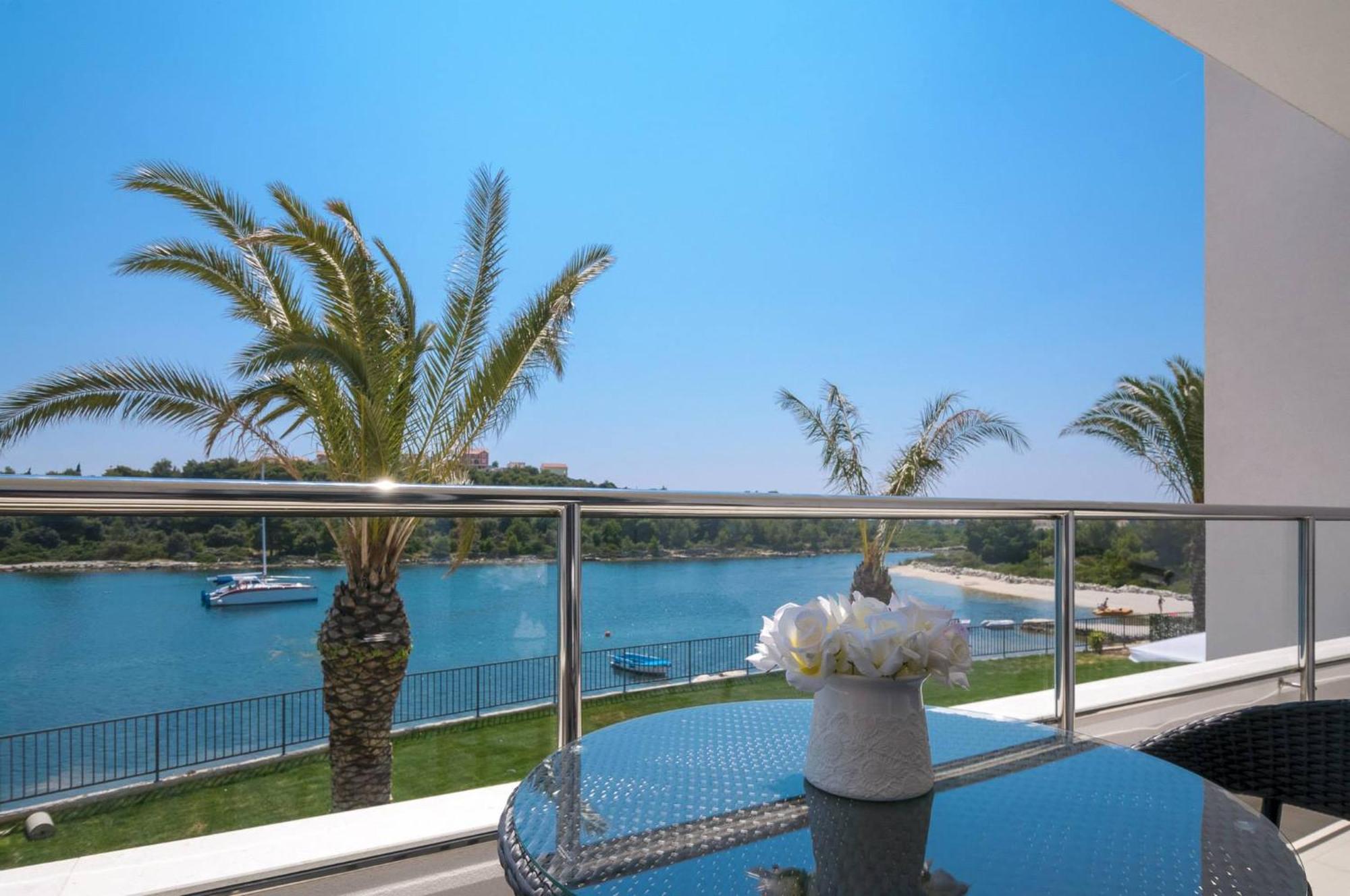 Perla Aparthotel 4*